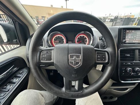 Used 2018 Dodge Grand Caravan SE w/ UConnect Hands-Free Group image 16