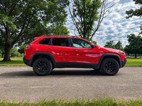 Used 2019 Jeep Cherokee Trailhawk w/ Cold Weather Group AWD/4WD image 2