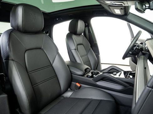 New 2026 Porsche Cayenne Base image 24