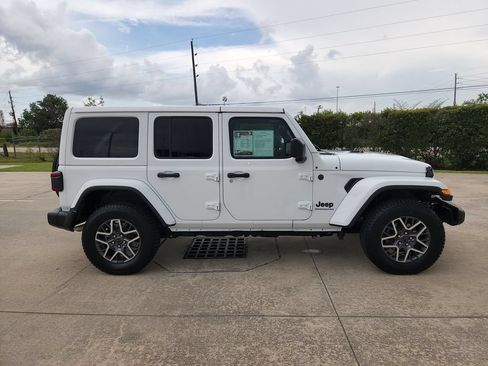 Used 2025 Jeep Wrangler Unlimited Sahara AWD/4WD image 4