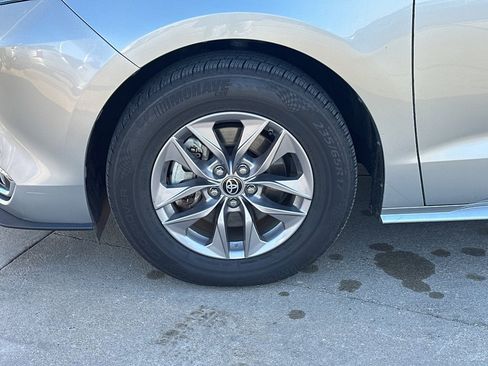 Used 2024 Toyota Sienna XLE image 3