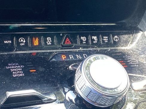 Used 2023 Jeep Wagoneer Series III w/ Premium Group I AWD/4WD image 31