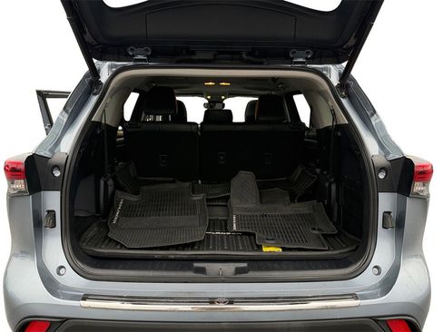 Used 2020 Toyota Highlander XLE image 19