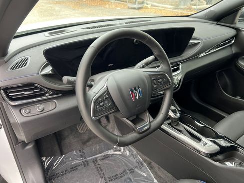 Used 2025 Buick Envista Sport Touring image 31