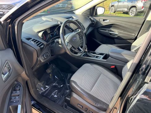 Used 2017 Ford Escape Titanium image 2