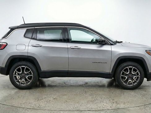 Used 2025 Jeep Compass Trailhawk AWD/4WD image 11