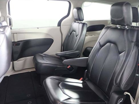 Used 2023 Chrysler Pacifica Touring-L FWD image 28