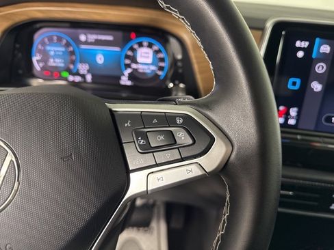 Used 2025 Volkswagen Atlas SE image 29