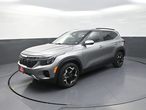 Used 2025 Kia Seltos EX w/ EX Sunroof Package FWD image 3