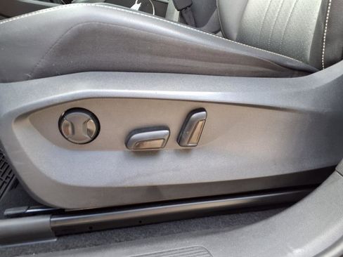 Used 2022 Volkswagen Tiguan SE w/ Panoramic Sunroof Package image 15