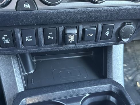 Used 2022 Toyota Tacoma Limited image 18