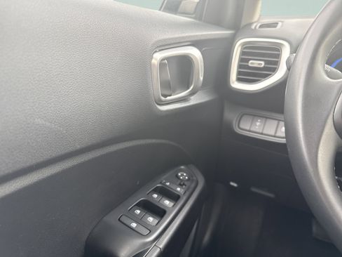Used 2025 Hyundai Venue SEL FWD image 24