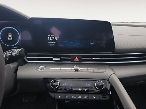 Used 2025 Hyundai Elantra SEL FWD image 14