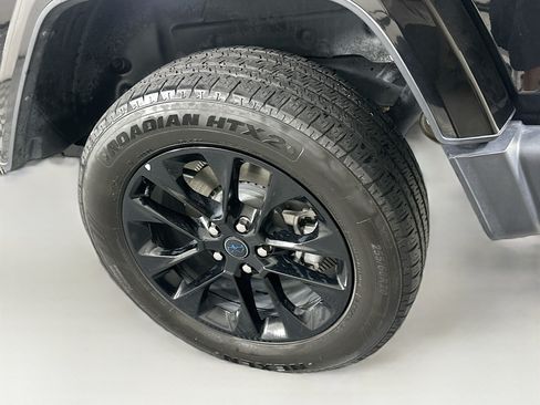 Used 2024 Jeep Wrangler Unlimited Sahara AWD/4WD image 11