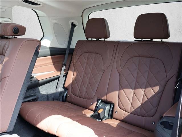 Used 2027 BMW X7 xDrive40i w/ Executive Package AWD/4WD image 16