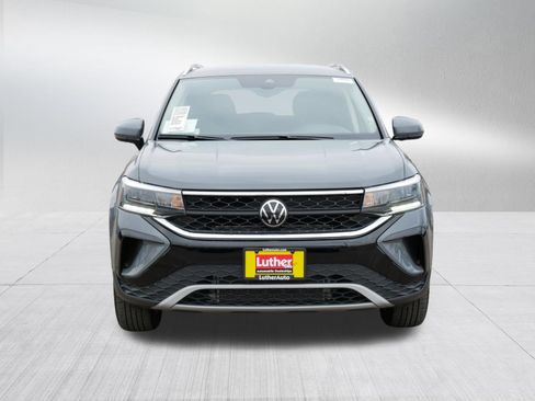 Used 2024 Volkswagen Taos SE image 2
