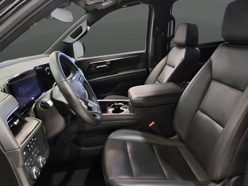 Used 2025 Chevrolet Suburban Z71 AWD/4WD image 13