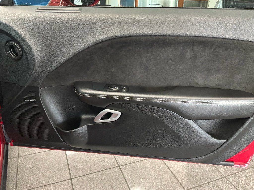 Used 2015 Dodge Challenger SRT RWD image 19