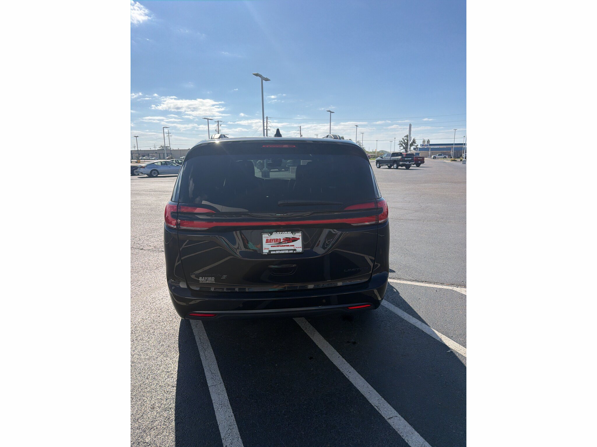 Used 2025 Chrysler Pacifica Limited FWD image 5