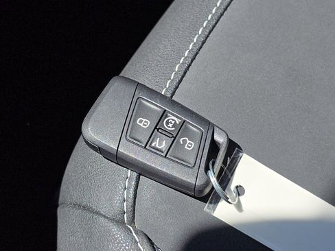 Used 2024 Volkswagen Taos SE w/ Panoramic Sunroof Package FWD image 30