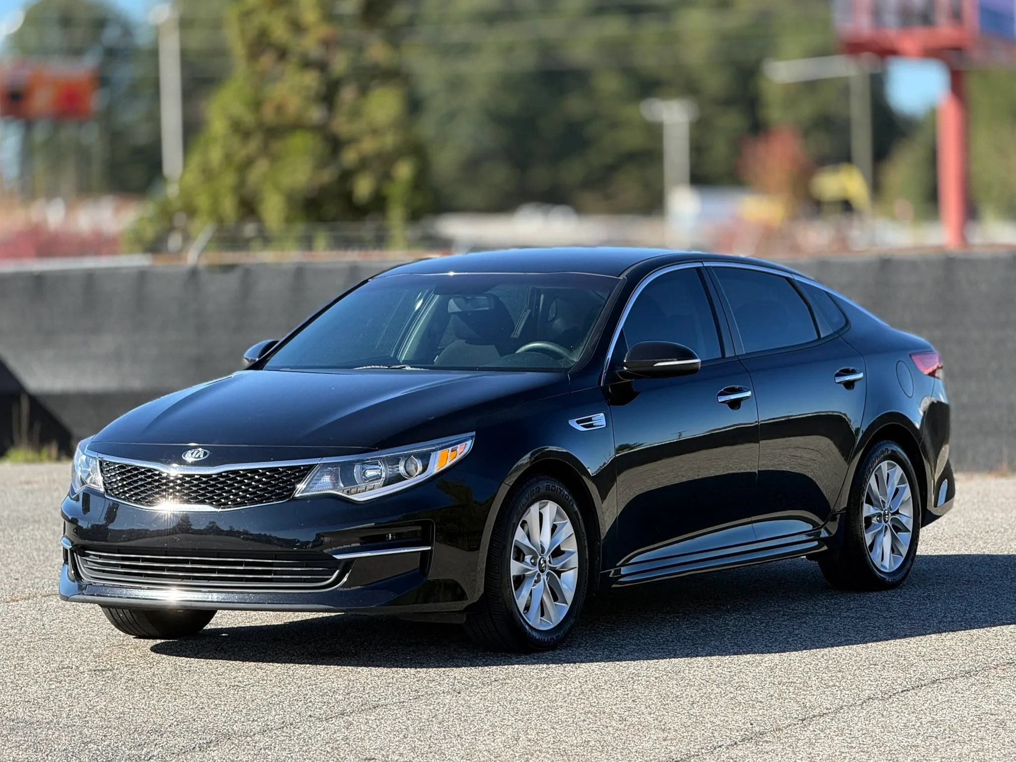 Used 2018 Kia Optima LX w/ 17" Alloy Wheels Package FWD image 6