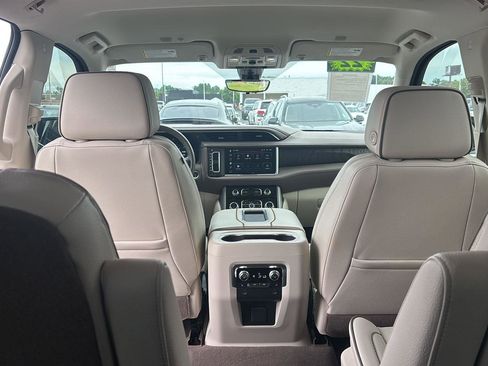Used 2022 GMC Yukon Denali w/ Advanced Technology Package AWD/4WD image 31