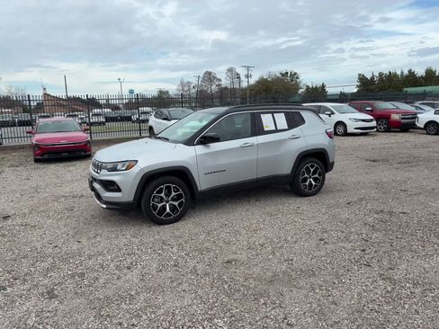 Used 2025 Jeep Compass Limited image 9