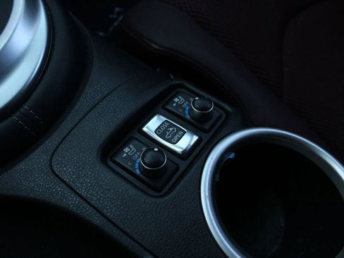 Used 2014 Nissan 370Z Touring image 23