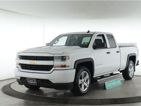 Used 2018 Chevrolet Silverado 1500 Custom w/ Custom Convenience Package AWD/4WD image 10