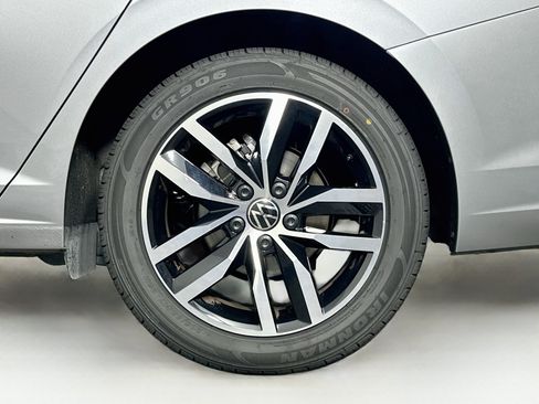 Used 2025 Volkswagen Jetta SE FWD image 11