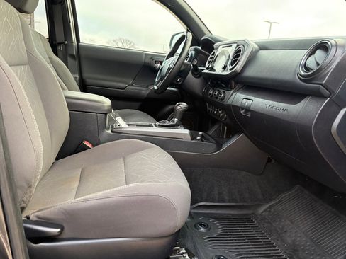 Used 2018 Toyota Tacoma TRD Sport image 40