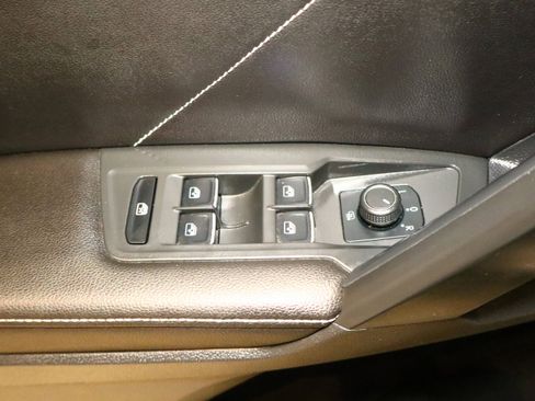 Used 2024 Volkswagen Tiguan SE image 40