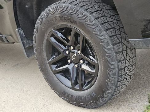 Used 2024 Chevrolet Silverado 1500 Custom Trail Boss w/ LPO, Dark Essentials Package AWD/4WD image 9