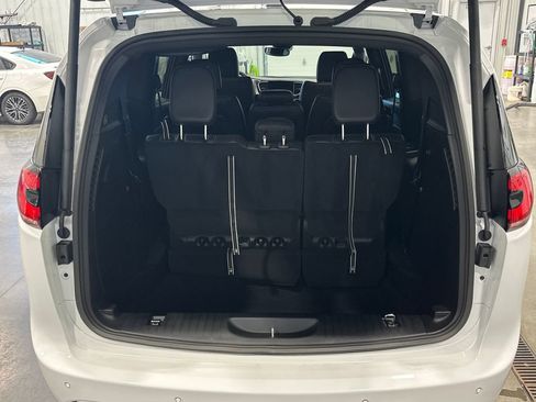 New 2027 Chrysler Pacifica Select FWD image 29