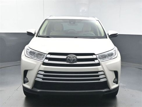 Used 2017 Toyota Highlander XLE image 3