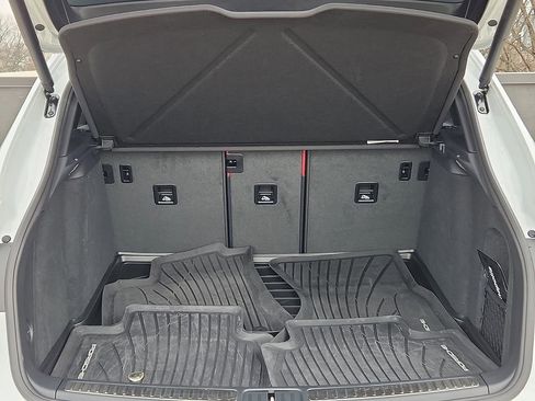 Certified 2025 Porsche Macan Turbo image 30