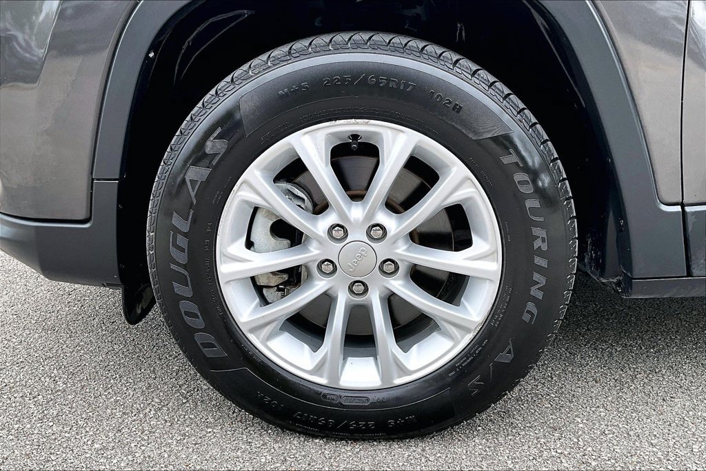 Used 2022 Jeep Cherokee Latitude Lux w/ Mopar Interior Package AWD/4WD image 11