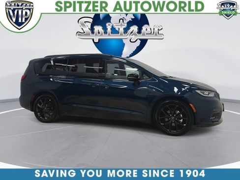 Used 2025 Chrysler Pacifica Limited FWD image 2
