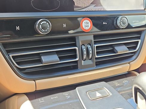 Certified 2023 Porsche Macan AWD/4WD image 35