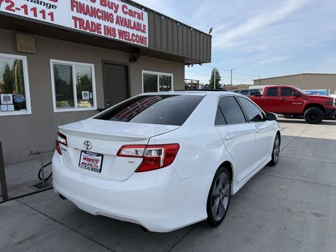 Used 2014 Toyota Camry SE w/ Moonroof Package FWD image 3