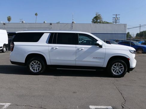 Used 2024 Chevrolet Suburban LT image 3