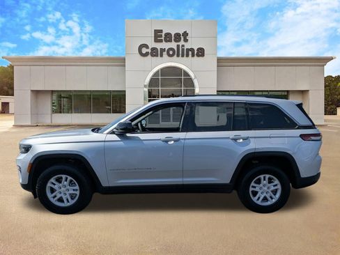 Certified 2024 Jeep Grand Cherokee Laredo RWD image 6