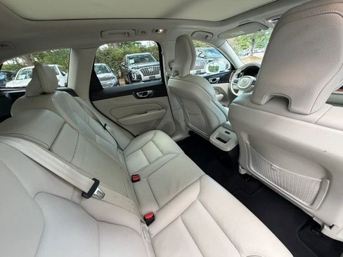 Used 2021 Volvo XC60 T6 Momentum AWD/4WD image 14