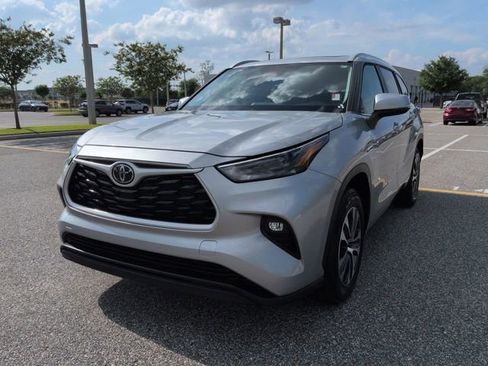 Used 2023 Toyota Highlander XLE FWD image 8