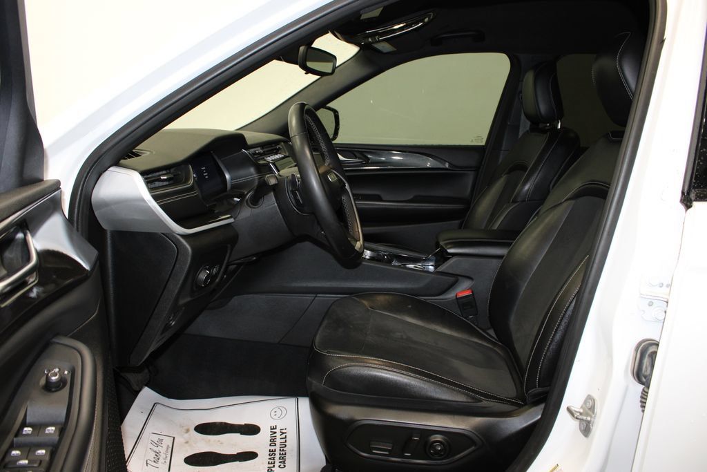 Used 2023 Jeep Grand Cherokee Altitude AWD/4WD image 3