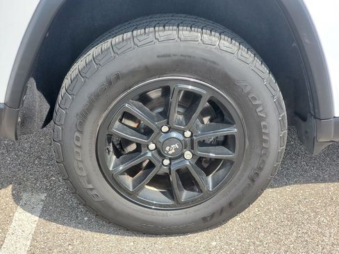 Used 2019 Jeep Grand Cherokee Laredo AWD/4WD image 29