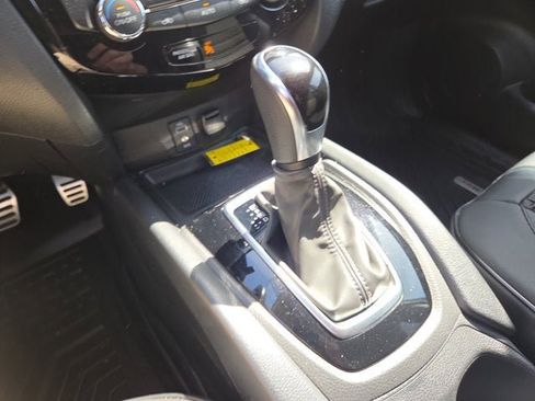 Used 2017 Nissan Rogue SV AWD/4WD image 17