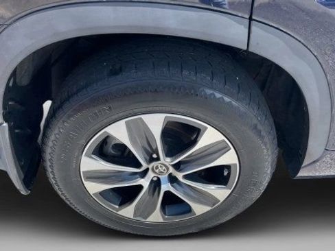 Used 2021 Toyota Highlander XLE AWD/4WD image 7