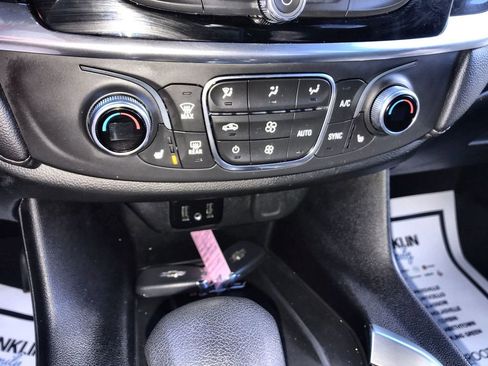 Used 2023 Chevrolet Traverse LT w/ Rear Camera Mirror Package image 18