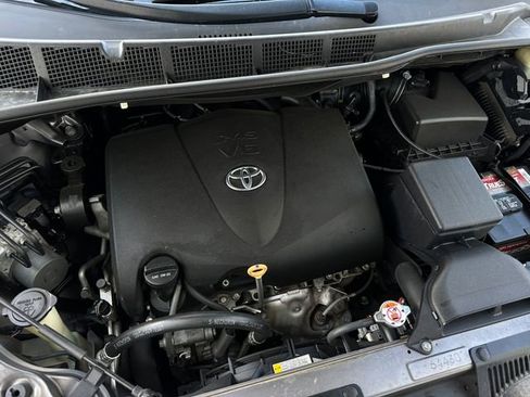 Used 2017 Toyota Sienna SE image 43